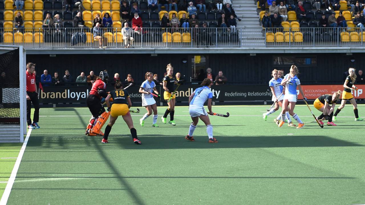 Vera Vorstenbosch scoort vijfde Bossche treffer (Foto: Henk van Esch)