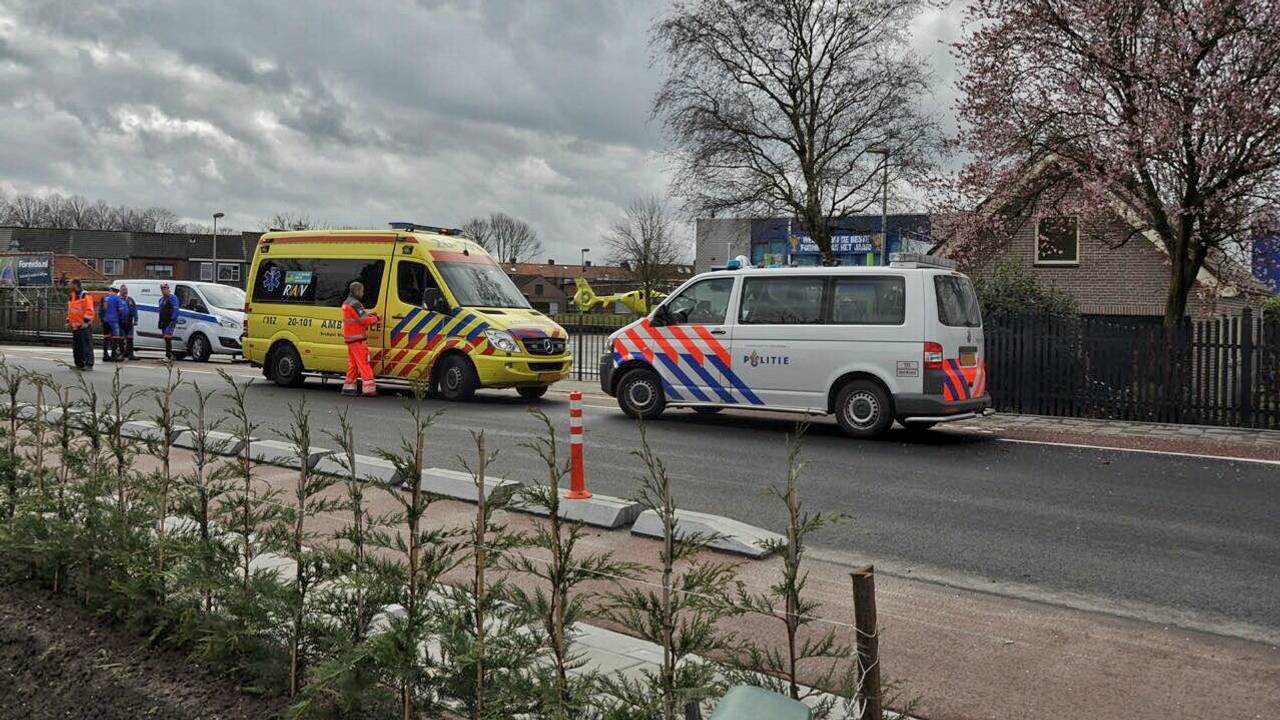 Wielrenner gewond in Steenbergen. (foto: Anthony DeCock/De Kort Media)