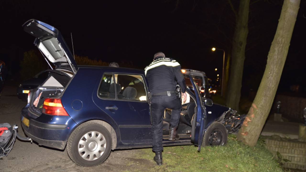 Auto tegen boom (foto: Jack Brekelmans / Persburo-BMS)