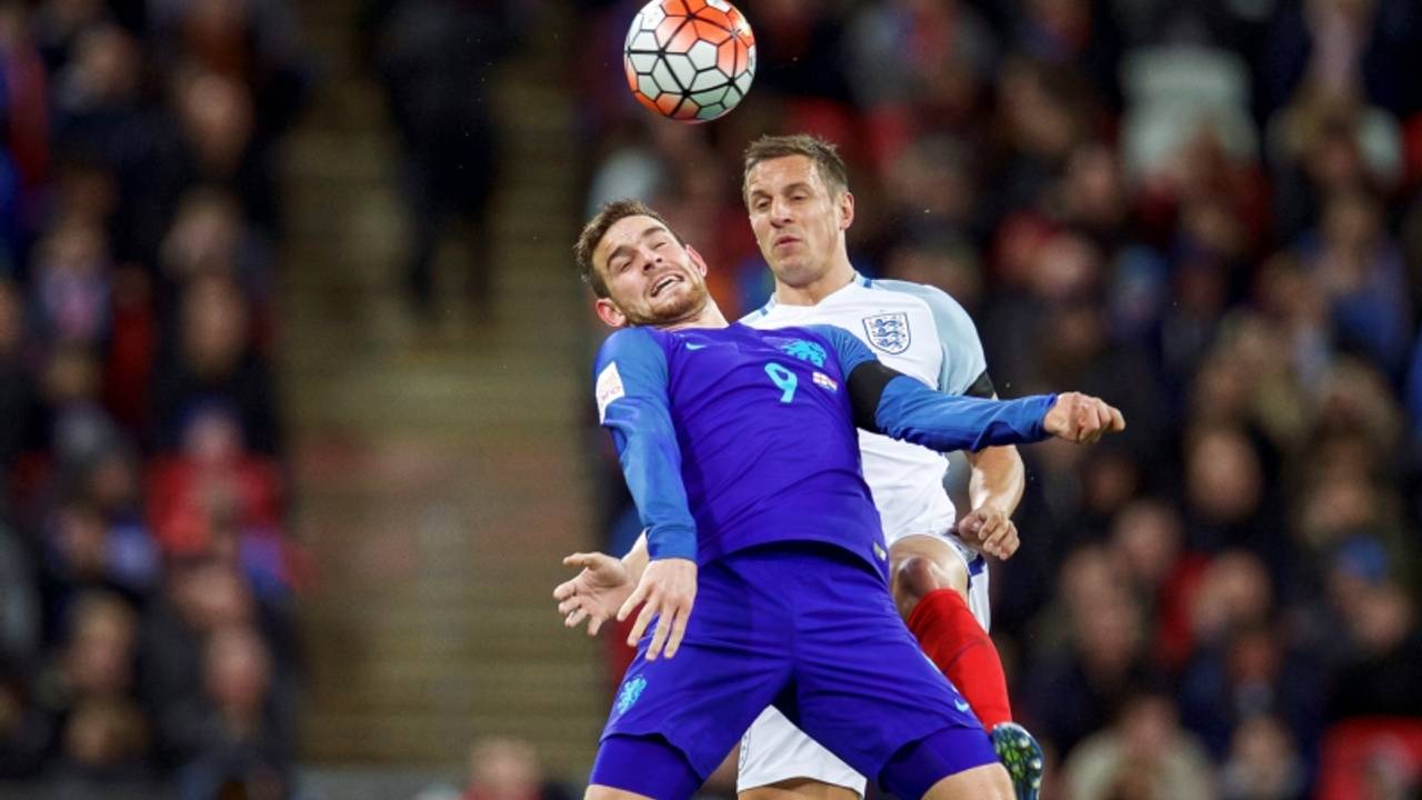 Vincent Janssen in duel (Foto: VI Images)