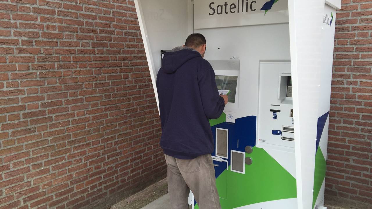 Een vrachtwagenchauffeur probeert een kastje bij de automaat in Maarheeze te kopen