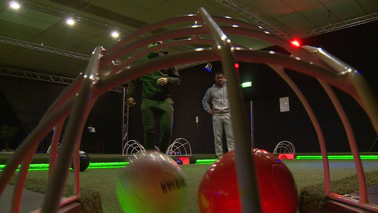 El Allouchi en Justiana spelen Footpool