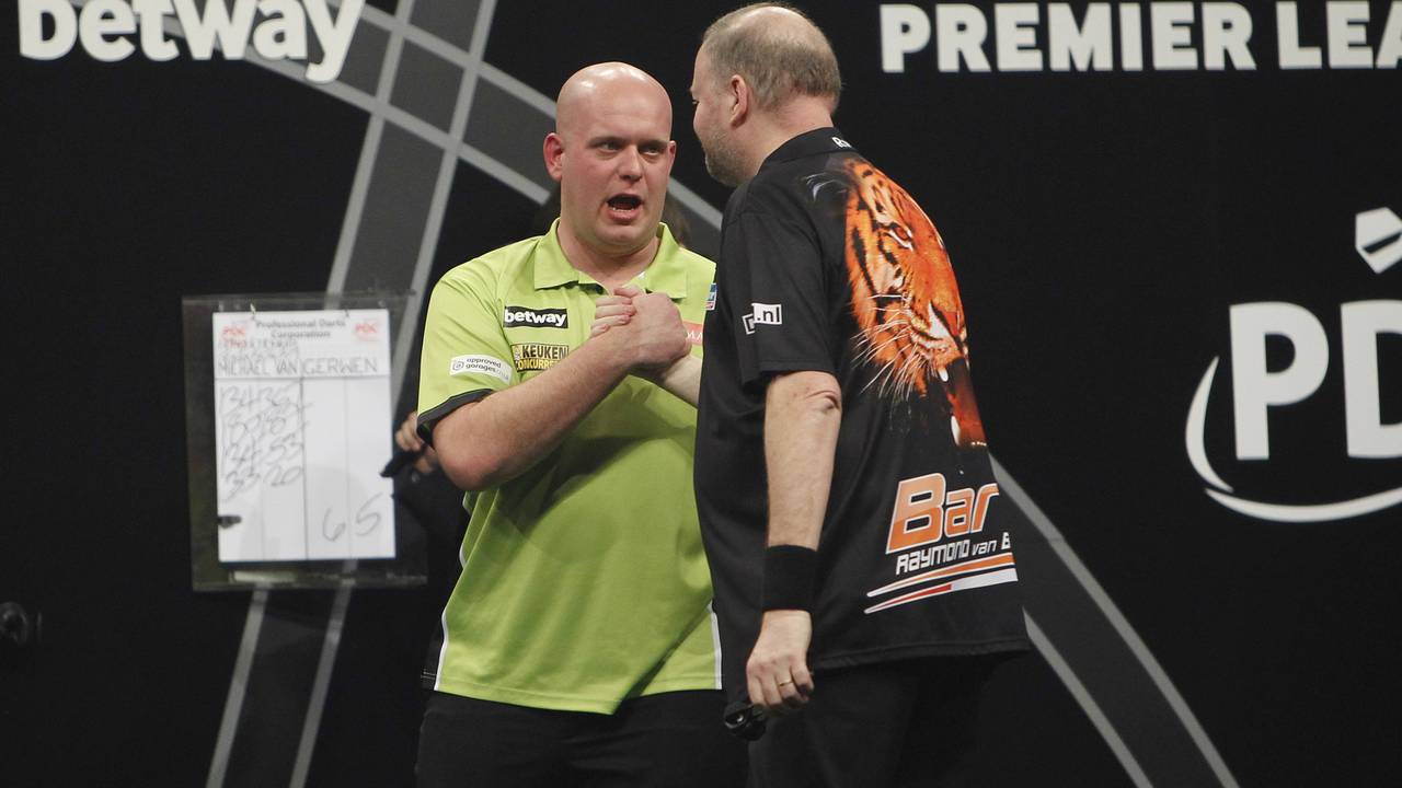 Van Gerwen en Van Barneveld spelen gelijk. (foto: Lawrence Lustig/PDC)
