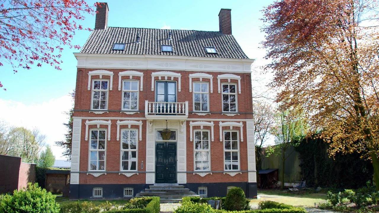 Deze villa aan de Zuidkade in Veghel staat onder meer te koop (foto: Funda.nl)