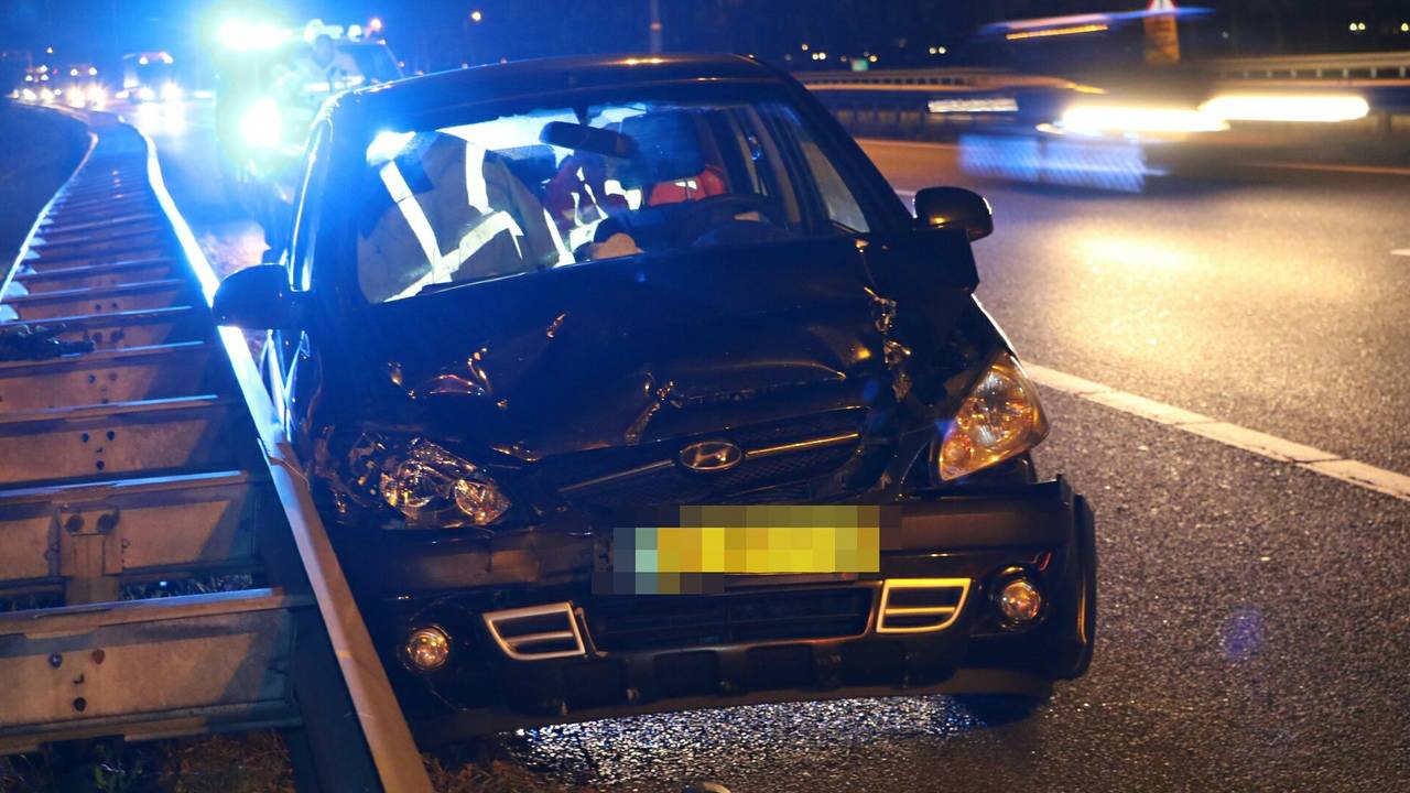 Auto botst achterop vrachtwagen. (foto: Mathijs Bertens/Stuve Fotografie)