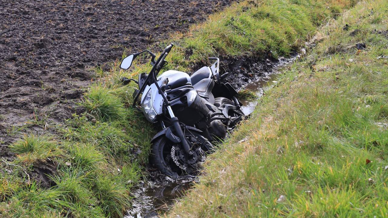 Leerling op motor rijdt sloot in. (foto: Harrie Grijseels/SQ Vision)