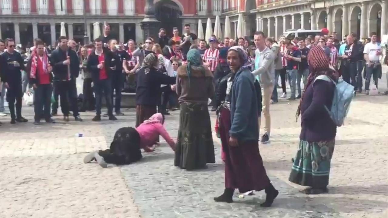 Vrouw drukt op voor geld (foto: Pablo Vander / Twitter)