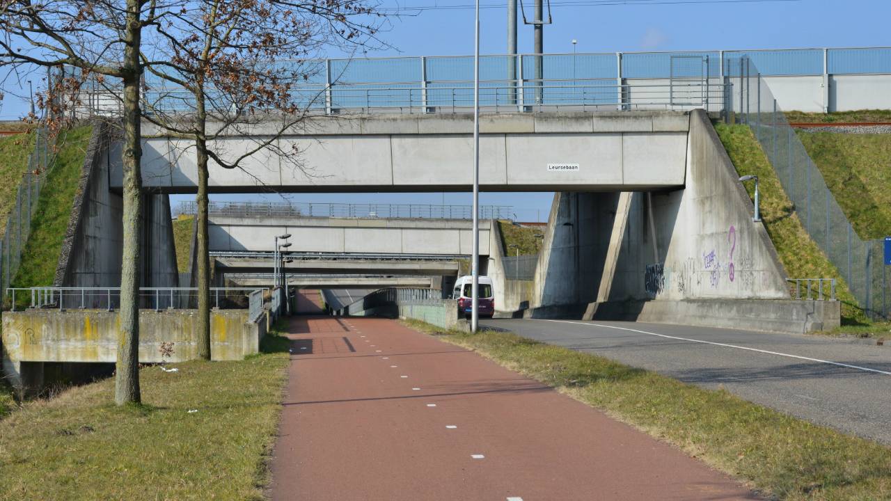 Het viaduct waar de jongen werd bekogeld. (Foto: Perry Roovers / SQ Vision)