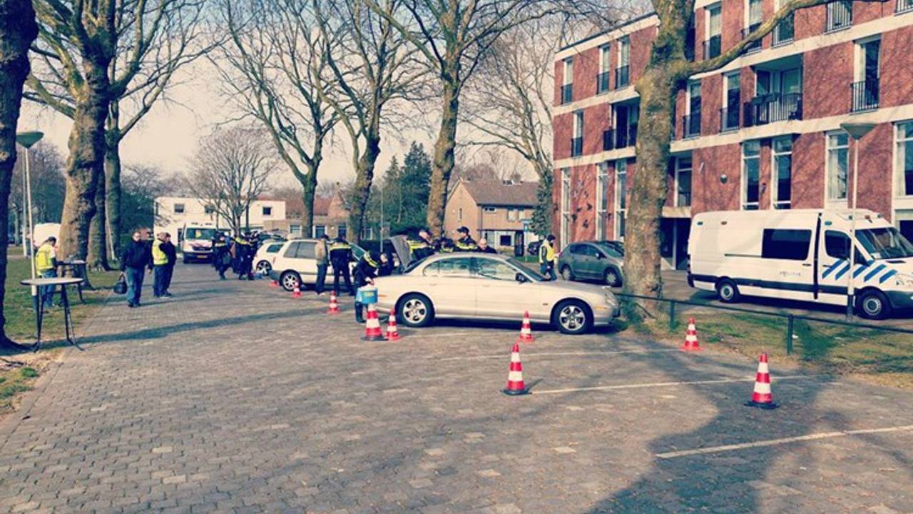 'Patsercontrole' in Breda. (foto Instagram: Wijkagent_breda.zuid.oost)