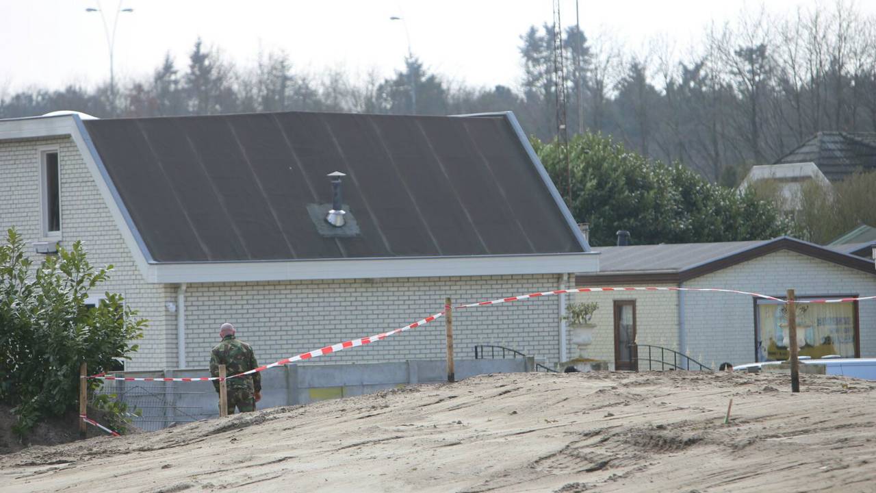 Militairen doorzoeken het kamp in Best (foto: Arno van der Linden/SQ Vision Mediaprodukties).