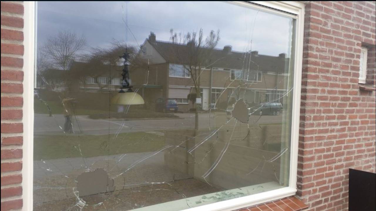 Eerder sneuvelde ook al een ruit. (Archieffoto: DTV - Oss)