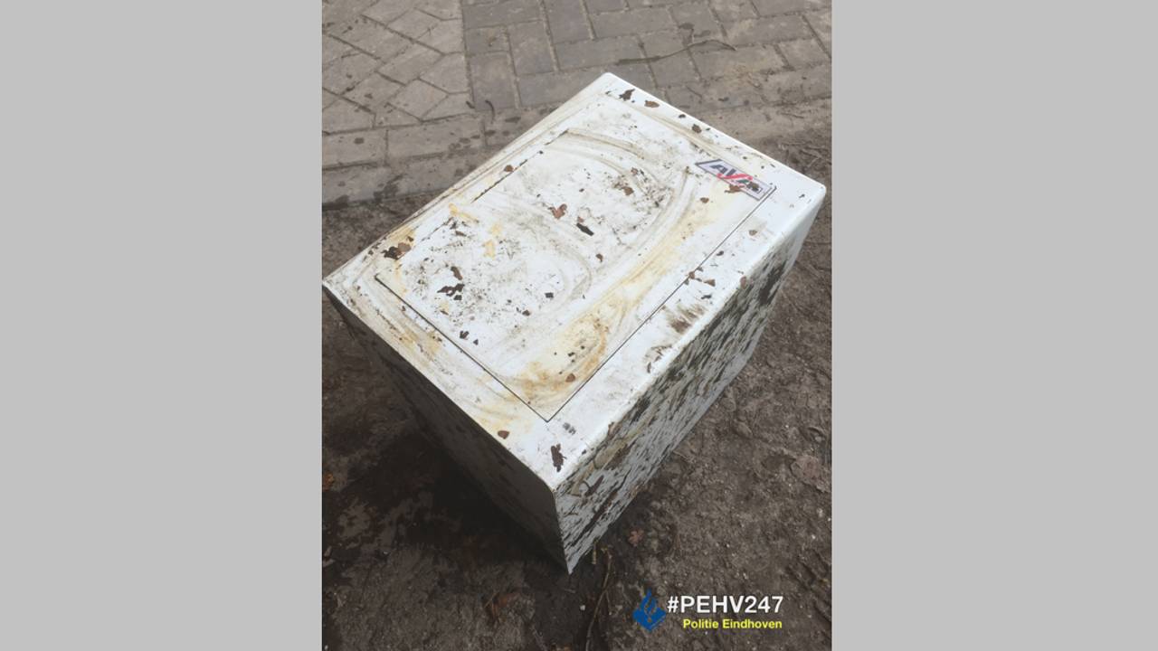 De eigenaar van de kluis mag zich melden bij de politie. (Foto: Facebook)