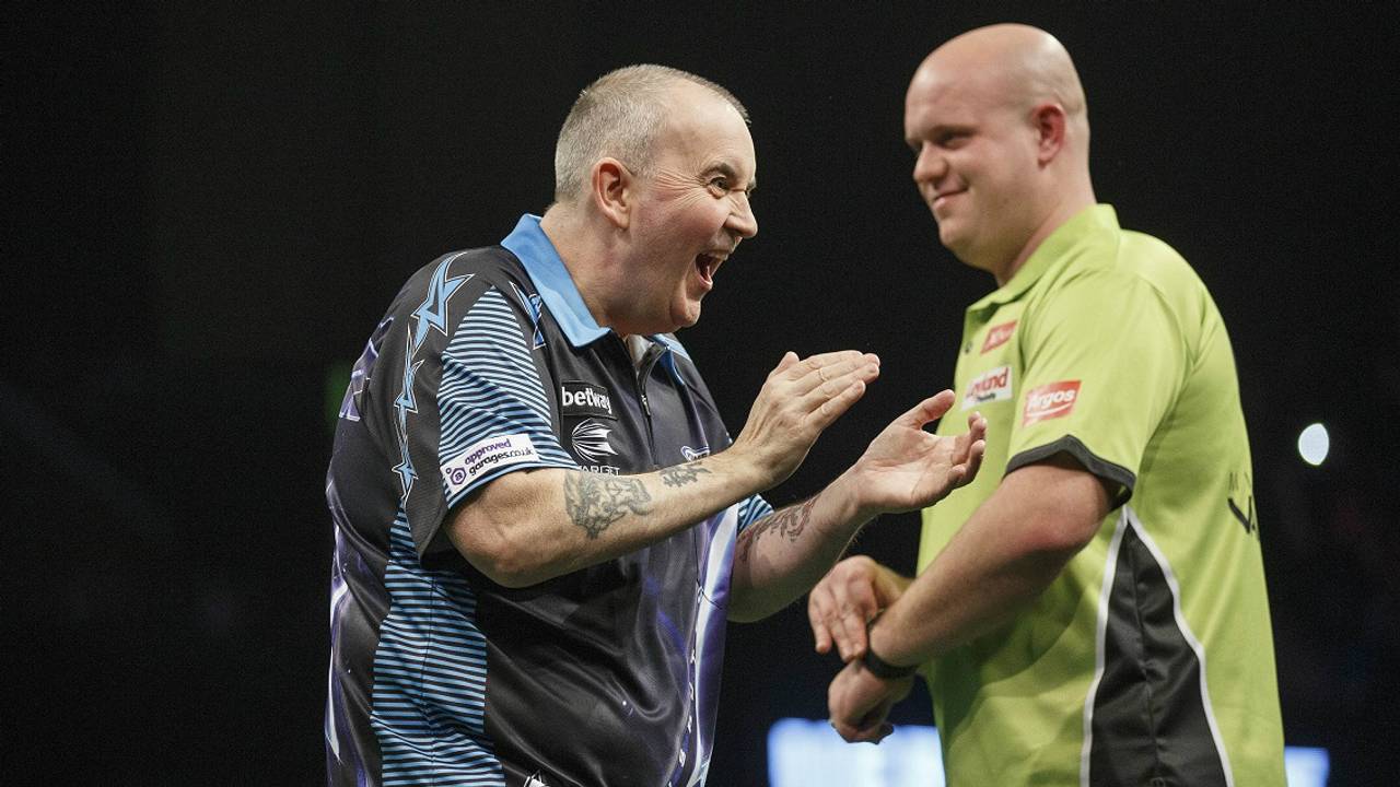 Phil Taylor en Michael van Gerwen (foto: Steve Welsh/PDC)