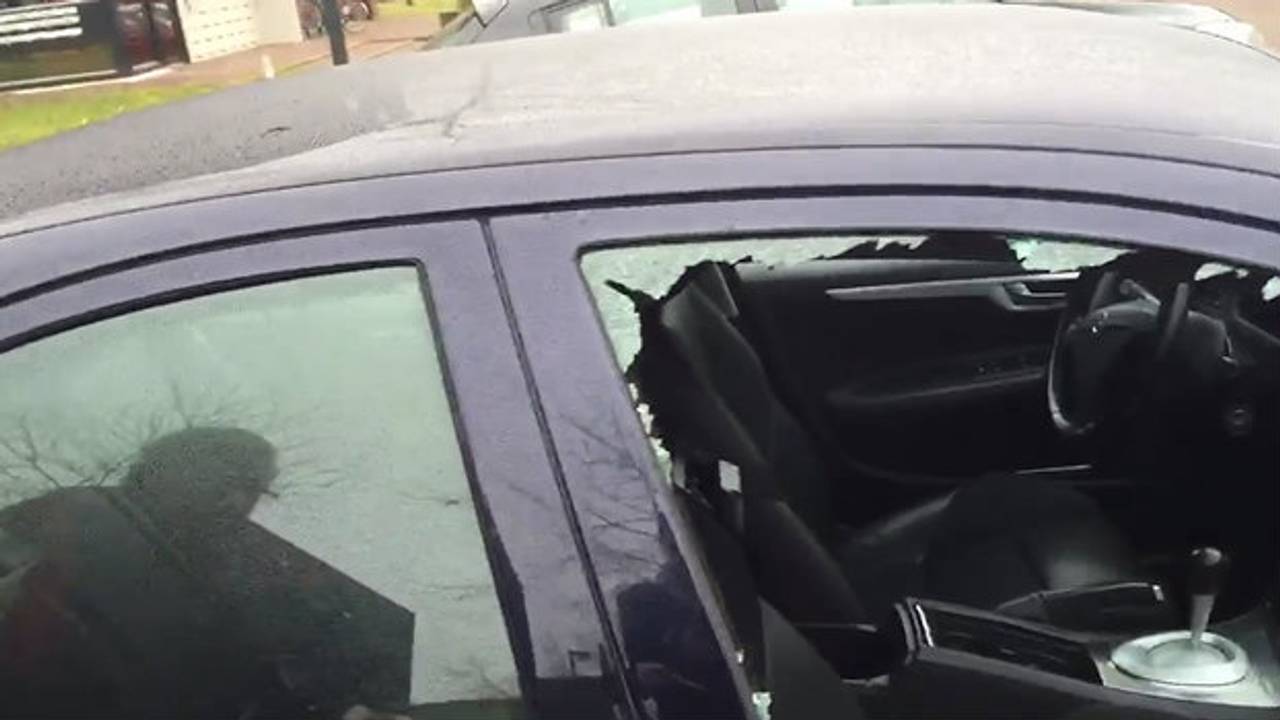 Een auto met ingeslagen ruit (niet de auto uit het verhaal).