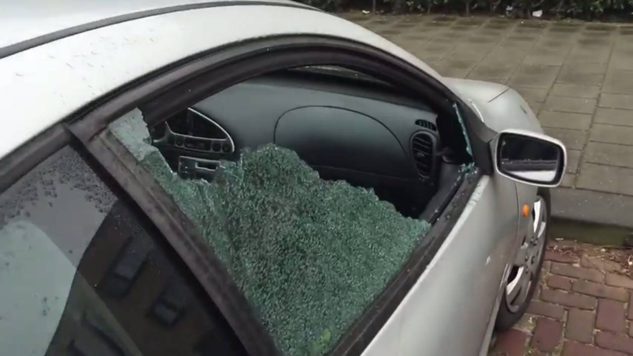 Een van de kapotgeslagen ruiten. (Foto: Emile Vaessen)