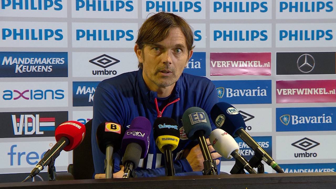 Phillip Cocu tijdens de persconferentie.