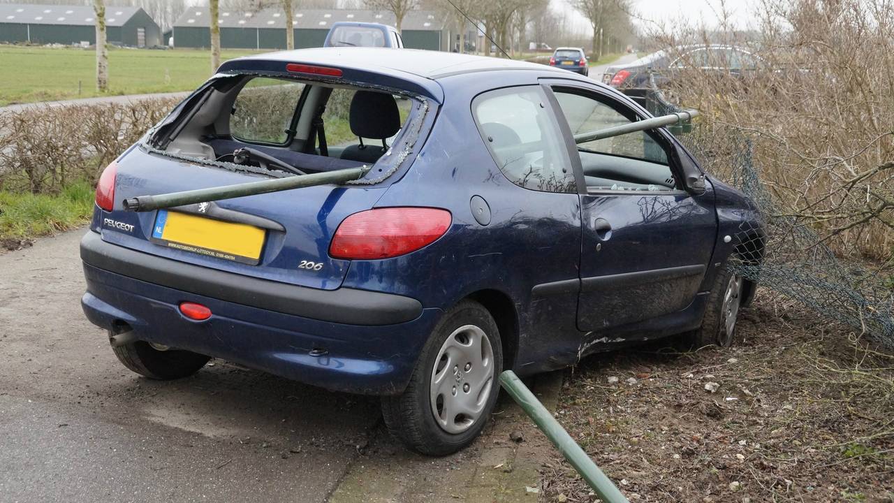Er werd ook een stroomkast uit de grond gereden. (Foto: Anja van Beek)