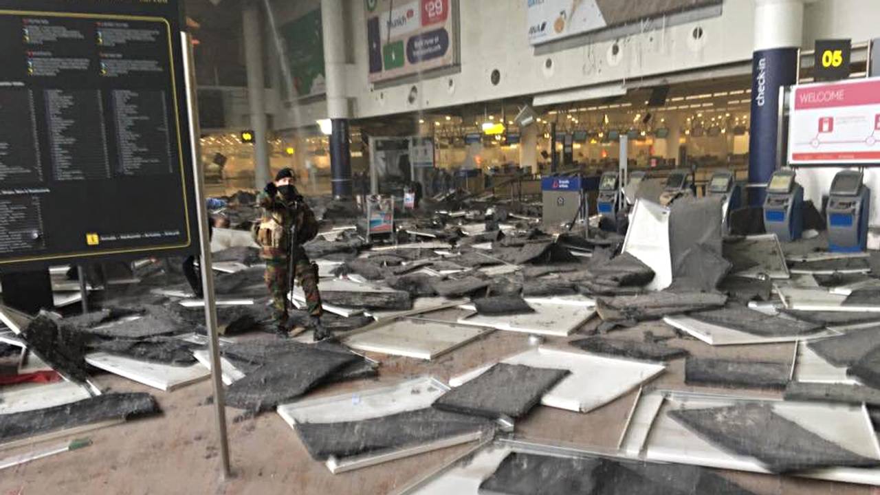 Ravage na de bomaanslagen in de vertrekhal van vliegveld Zaventem in Brussel (foto: Twitter)