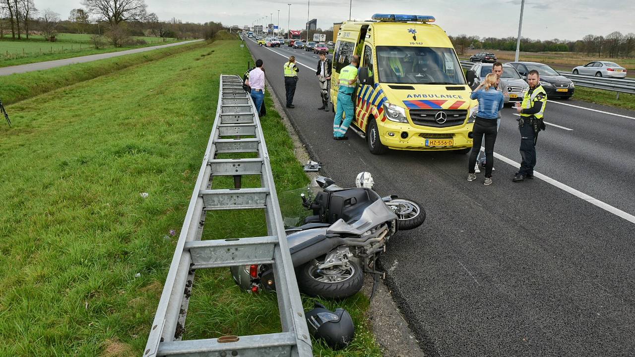Motorrijder gewond (foto: Toby de Kort / De Kort Media)
