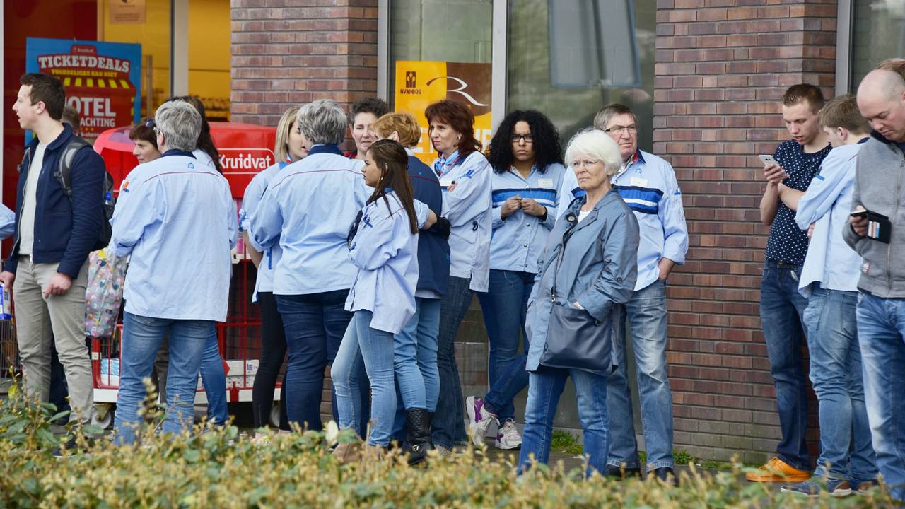 Personeel wacht buiten na de bommelding. (Foto: Jules Vorselaars/JV Media)