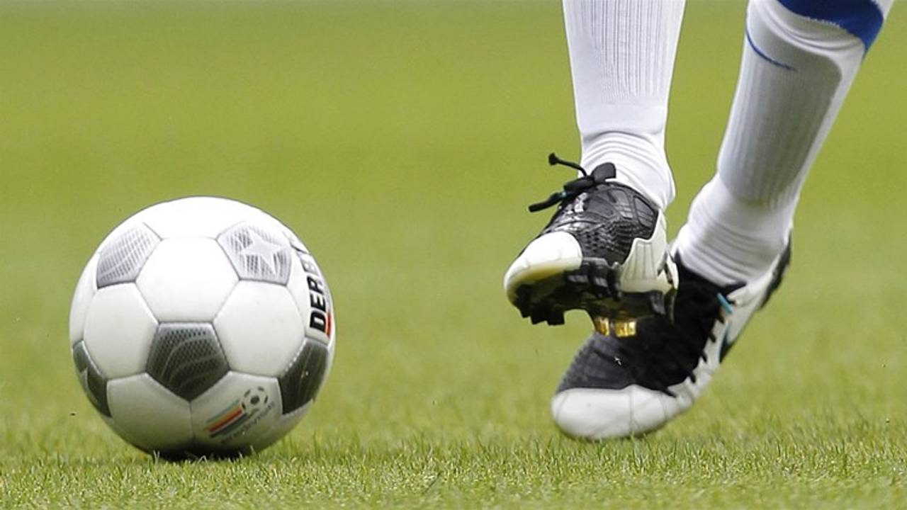 Het amateurvoetbal afgelast vanwege storm.