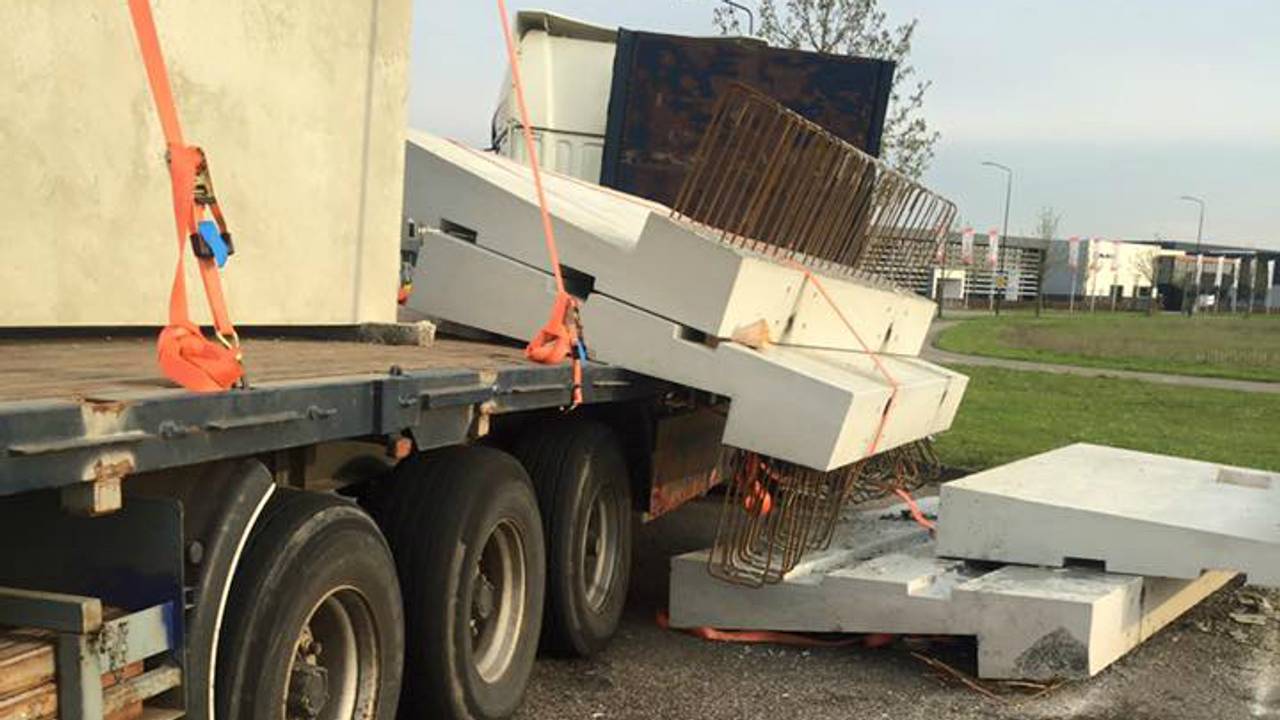 Betonelementen gekanteld (foto: Politie Cranendonck en Heeze-Leende / Facebook)