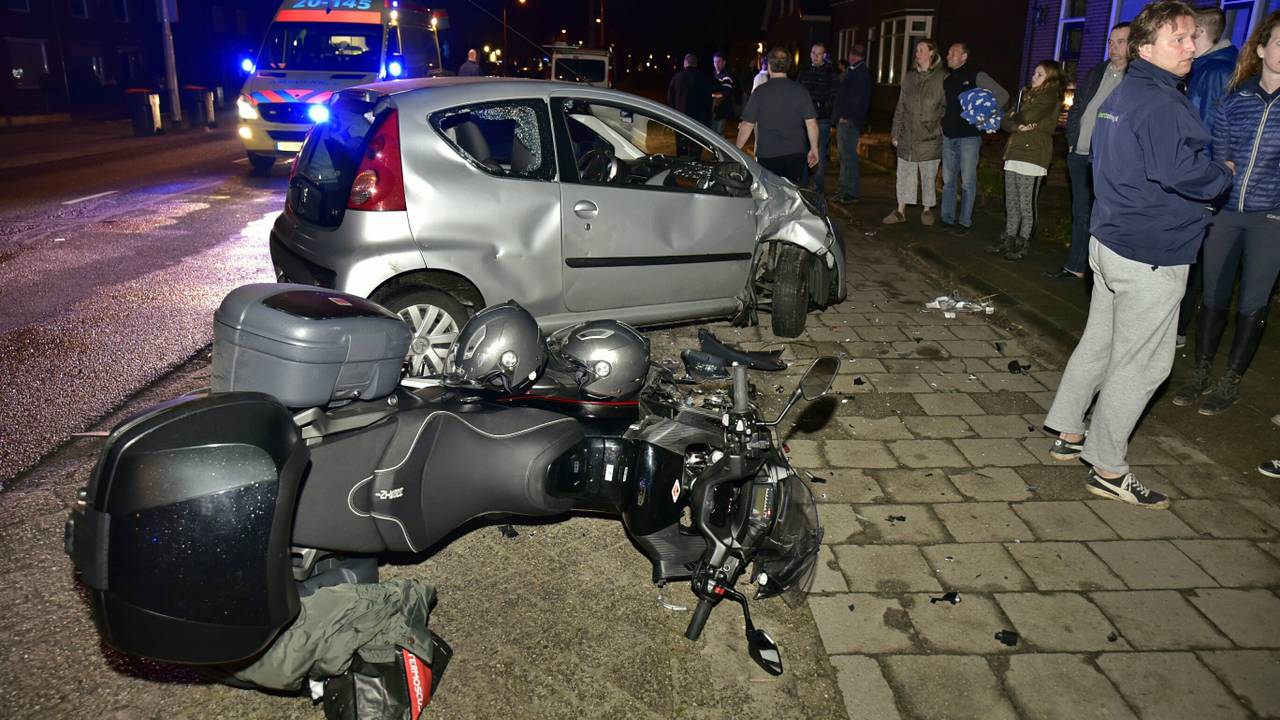 Motor rijdt op auto (foto: Jules Vorselaars / JV Media)