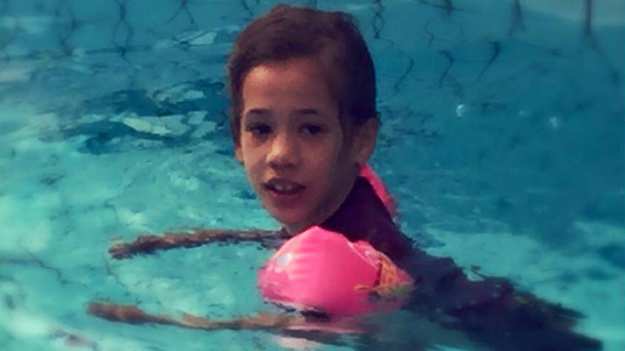 Sterre heeft weer gezwommen na het zwembadongeluk. (Foto: familie/Facebook)