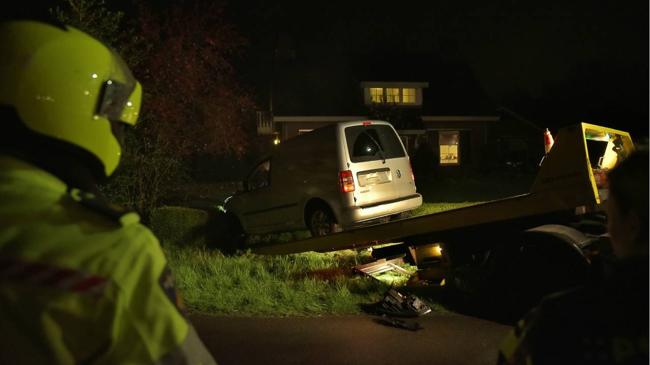 Het was voor het bergingsbedrijf een flinke klus de auto uit de sloot voor het huis te halen. (Foto: