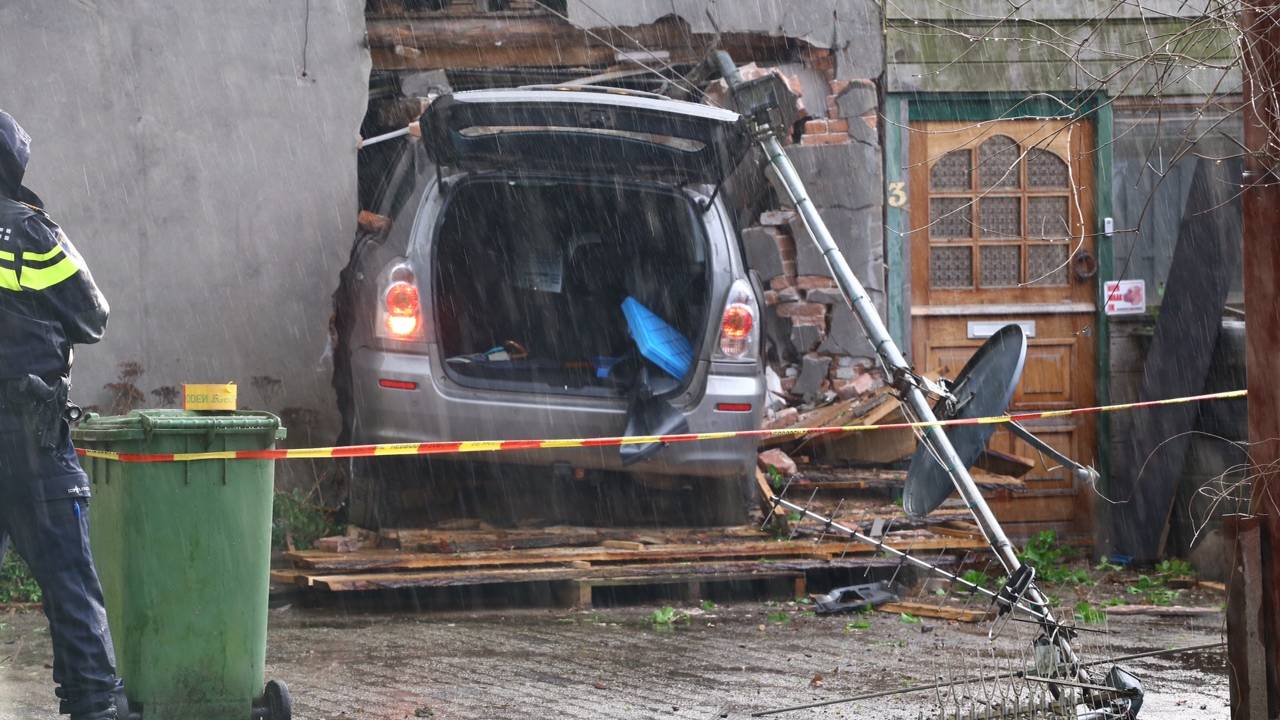 De auto staat voor een groot gedeelte in het huis. Foto: Sander van Gils / SQ Vision