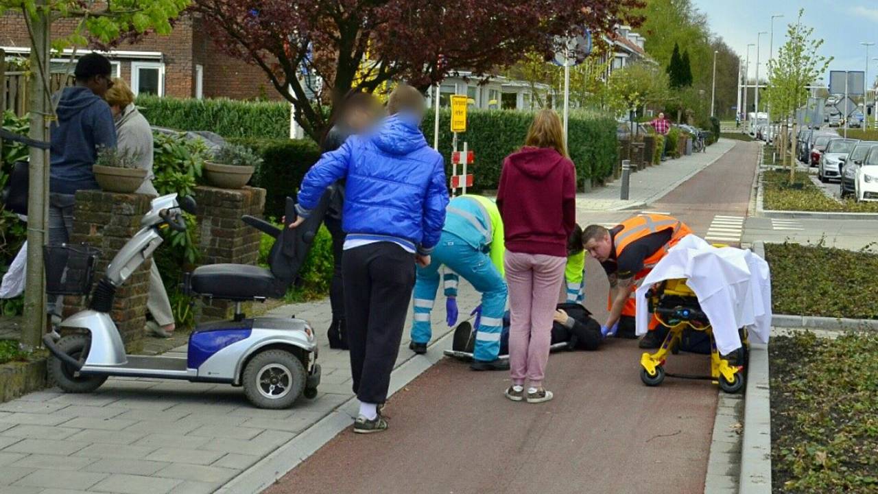 De man in de scootmobiel moest naar het ziekenhuis en is geopereerd. Foto: Diederik Cools/ Stuve Fot