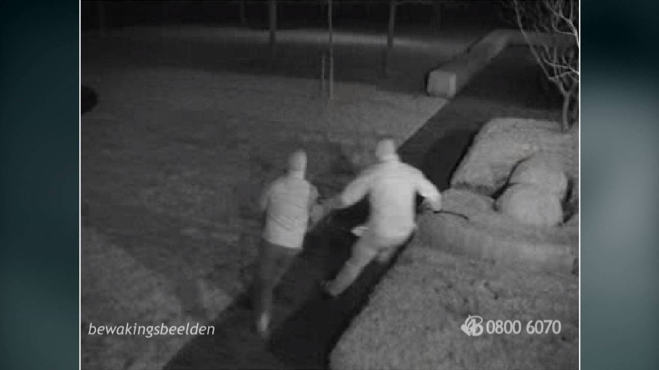 Twee daders rennen door de tuin van de villa. (Beeld: Bureau Brabant)