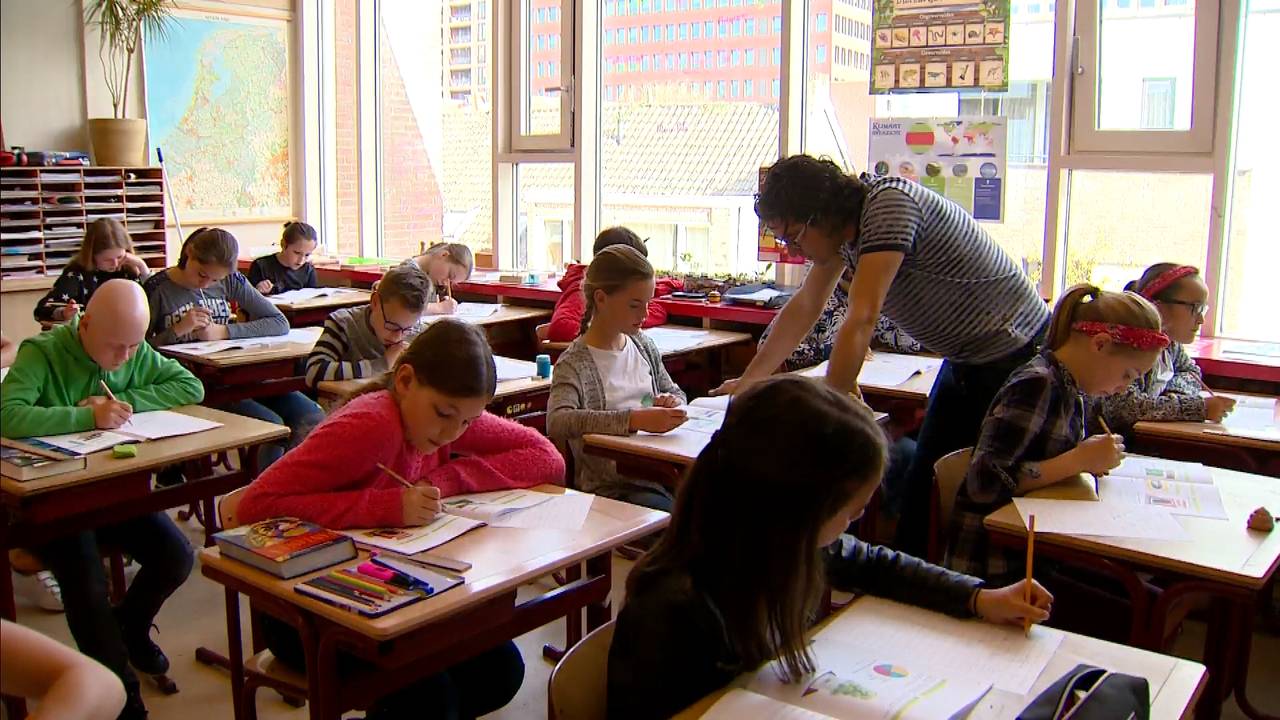 Leerlingen De Elzen nemen IEP-toets af.