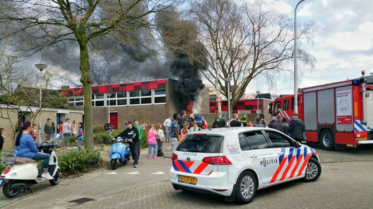 De brand zorgde voor dikke rookwolken