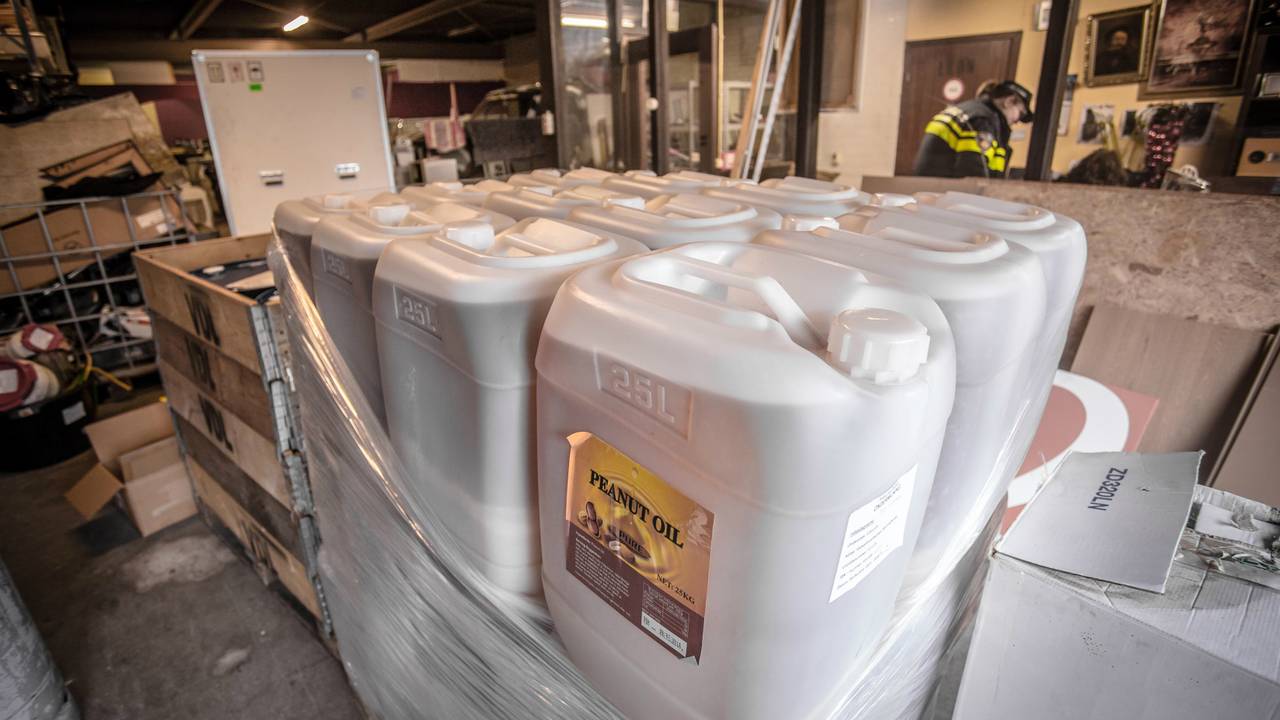 Een deel van de vangst bij een pand in Eindhoven (foto: Rob Engelaar/Infocus Mediaproducties).