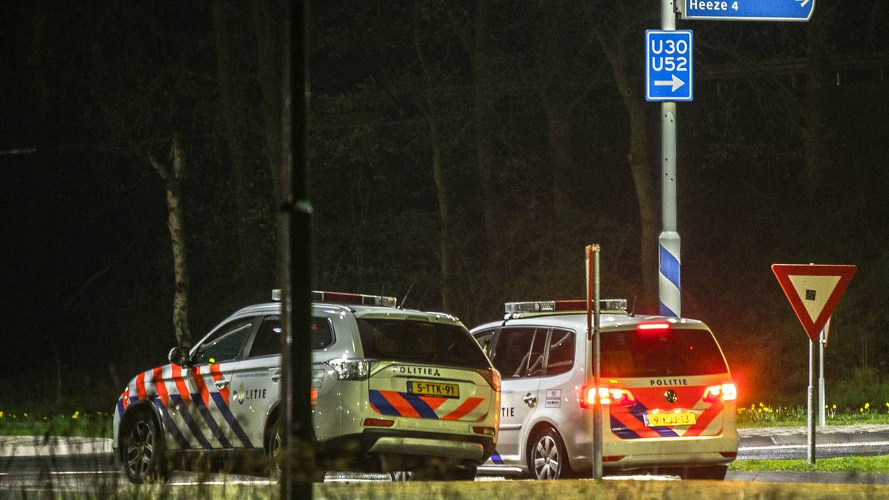 Politiewagens staan klaar voor de achtervolging (foto: Rob Engelaar/Infocus Mediaproducties).