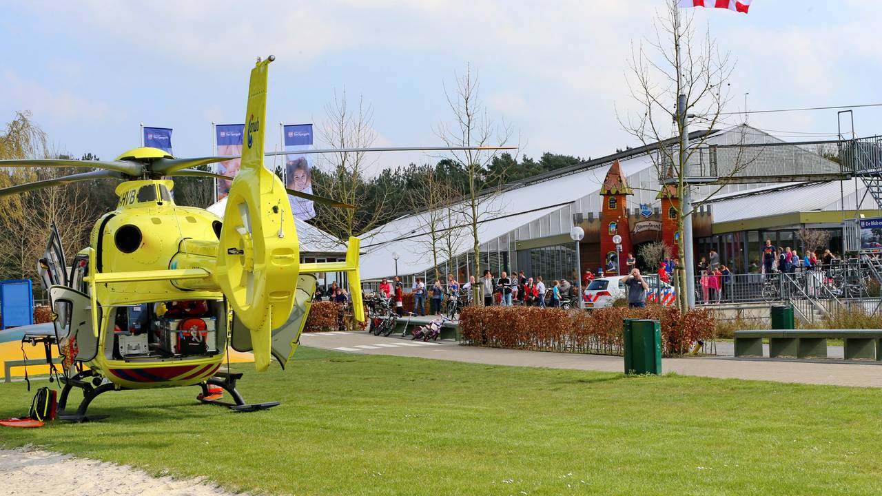 Een traumahelikopter landde bij het zwembad (foto: SQ Vision)