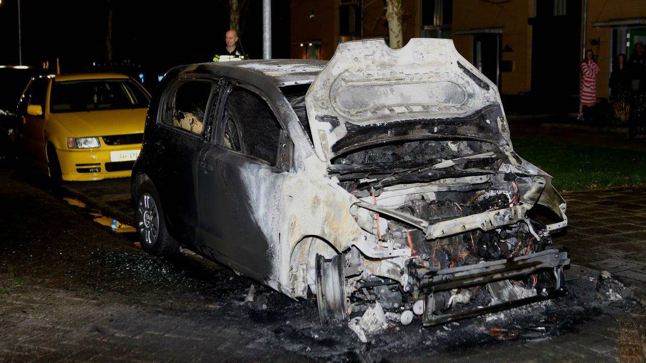 Een Volkswagen Up in Den Bosch brandde volledig uit (Foto: Bart Meesters / Meesters Multi Media)