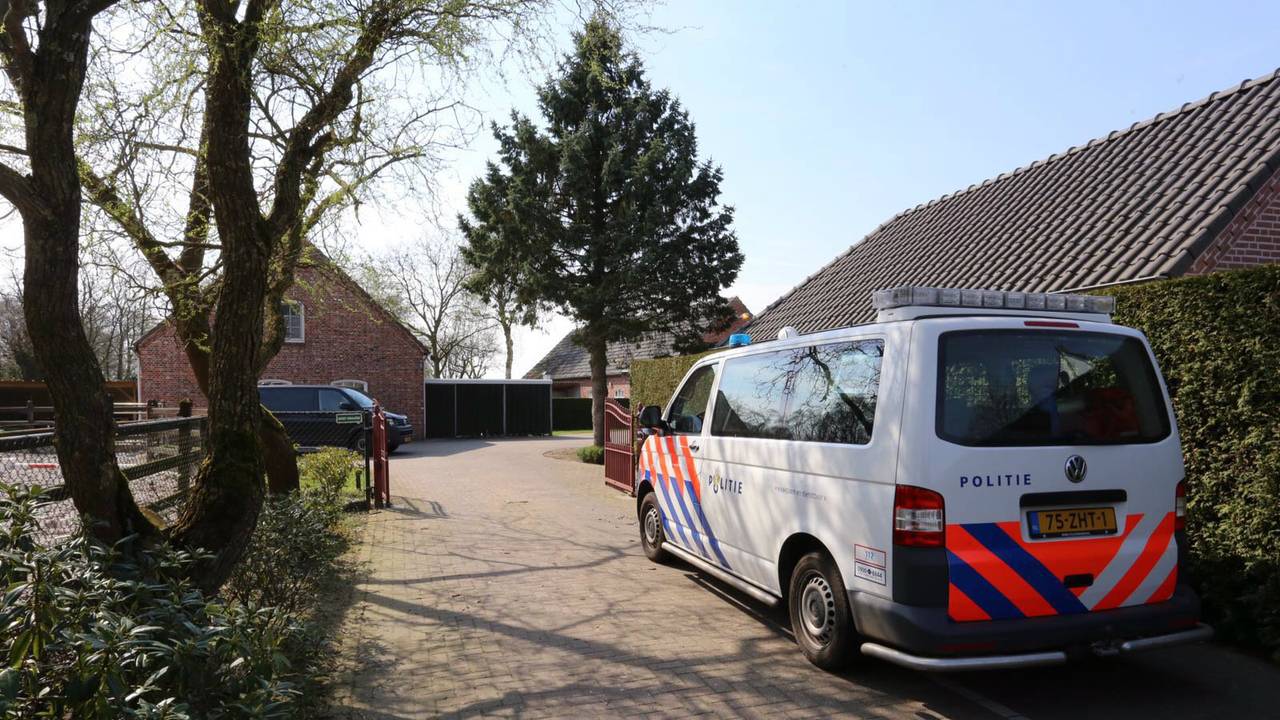 Inval bij een van de puppyhandelaren vorige maand in Hapert (Foto: SQ Vision)
