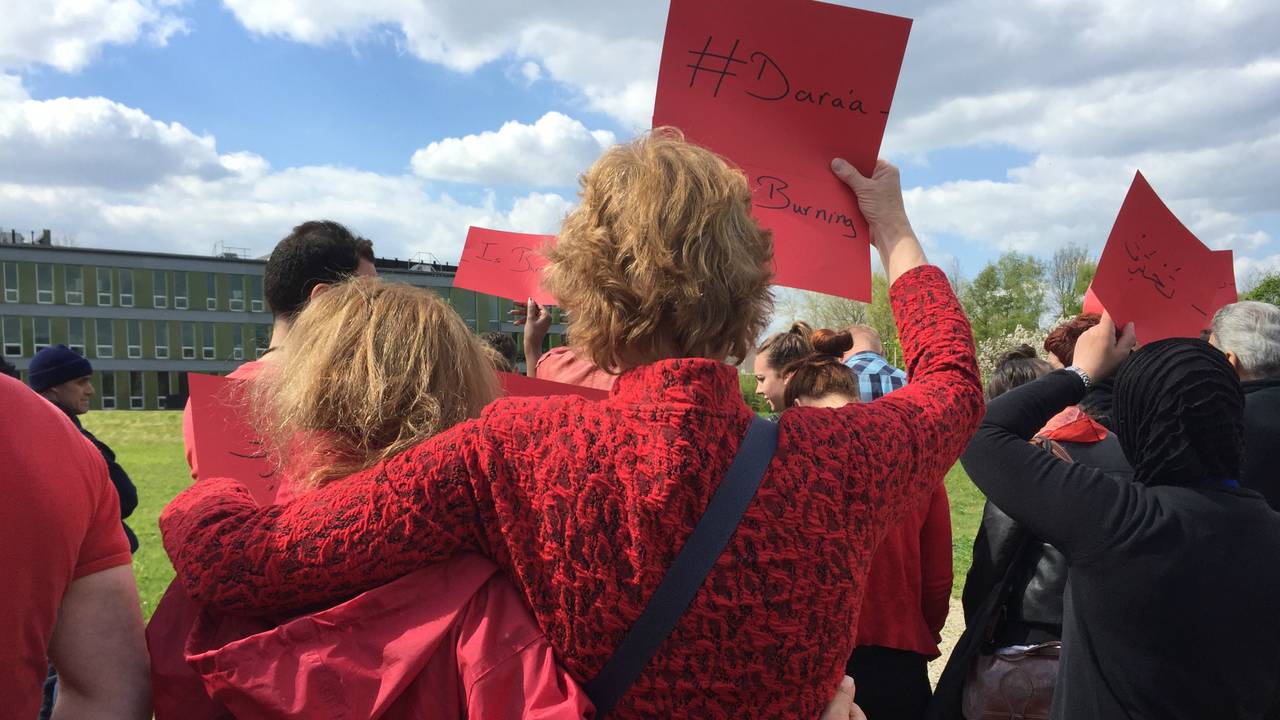 'Aleppo staat in brand', vluchtelingen herdenken slachtoffers Syrië (Foto: Karlijn Houterman)