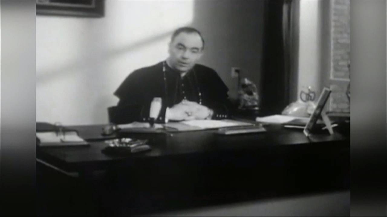 Bisschop Bekkers tijdens zijn radio-toespraak over anti-conceptie