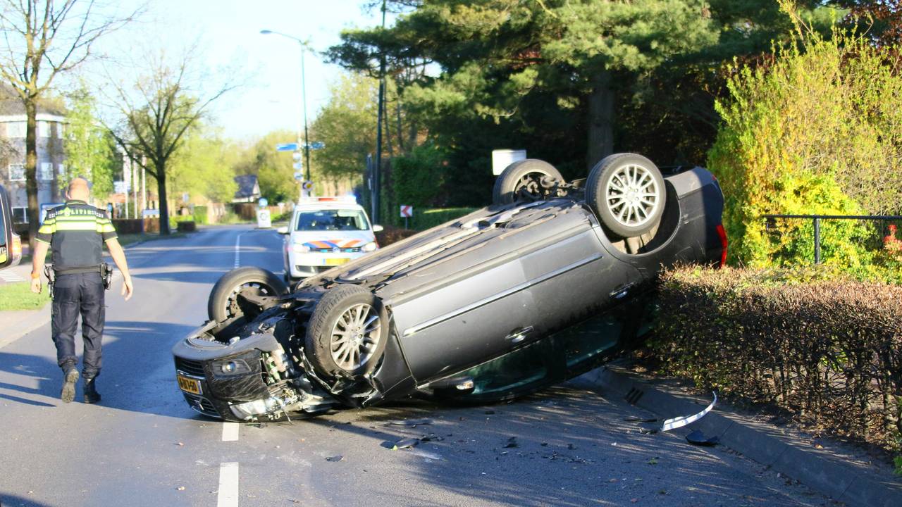 De auto kwam op zijn kop terecht na het raken van een lantaarnpaal. (Foto: AS Media).