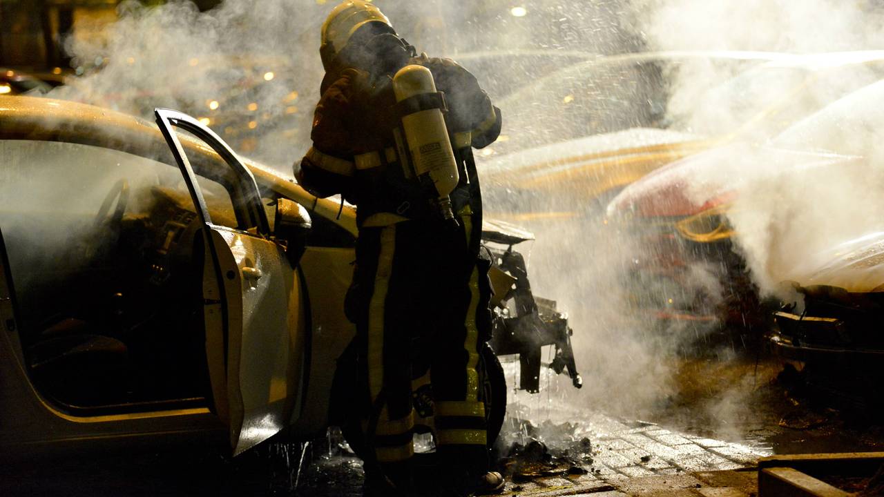 Vier auto's Breda in vlammen op. (Foto: Perry Roovers/SQ Vision).