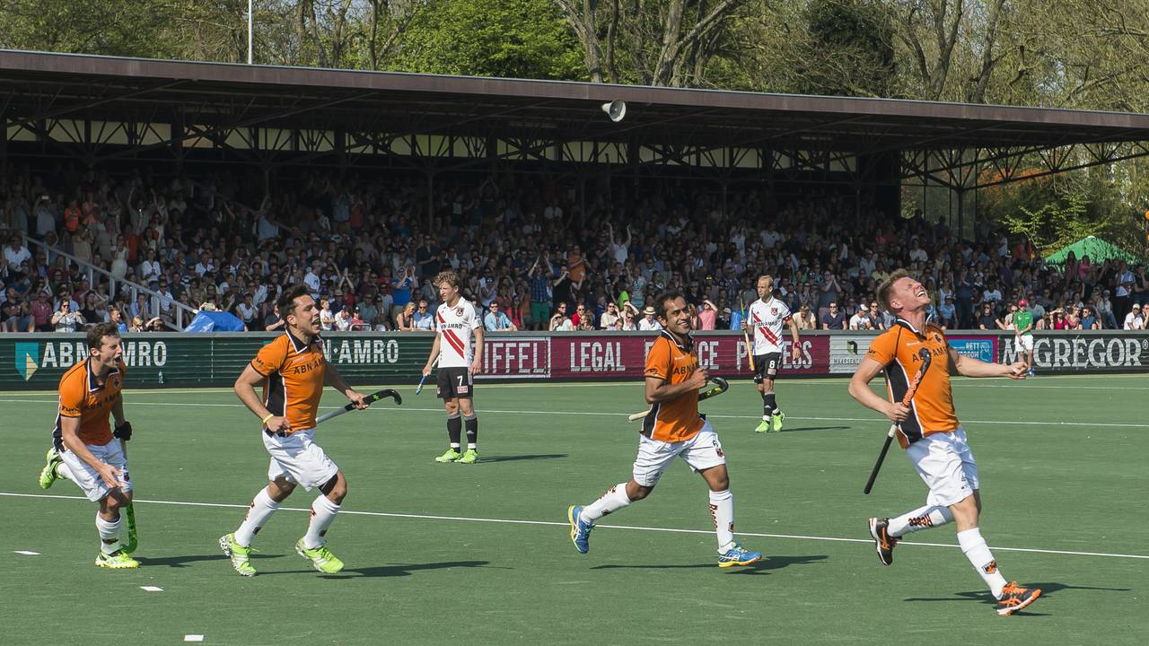 Jelle Galema (r.) viert zijn winnende treffer (VI-Images)