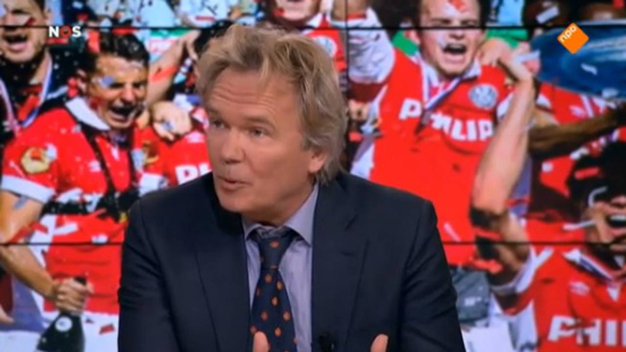 Presentator Tom Egbers in het programma Studio Voetbal/Studio Ajax. Beeld uit uitzending.
