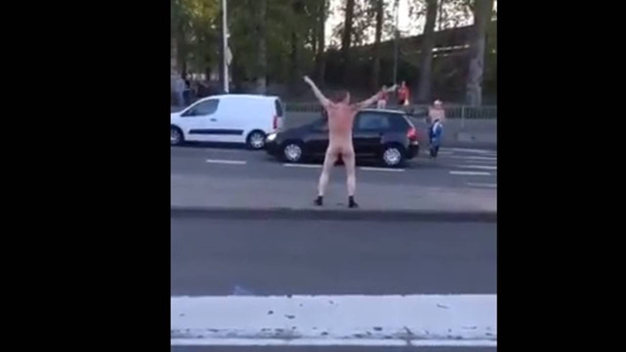 De naakte man (Beeld: YouTube)