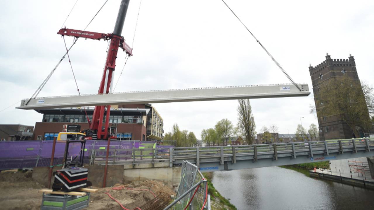 Toen de Bartenbrug nog onder handen werd genomen (foto: archief).