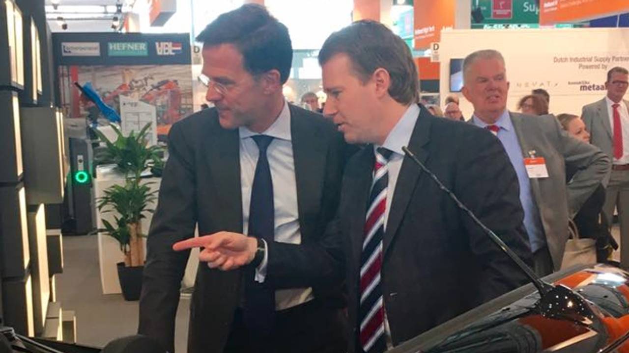 Mark Rutte en Willem van der Leegte (foto: VDLGroep / Facebook)