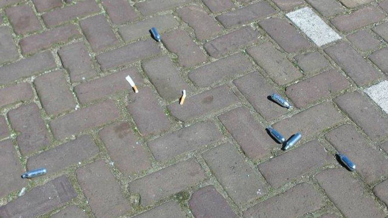 Patronen en opengescheurde sigaretten in Waalwijk. (foto: Gemeente Waalwijk)