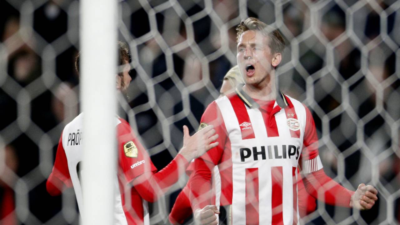 Luuk de Jong blij na een treffer voor PSV